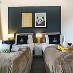 Detached House - City Centre Location - Free Parking, Garden, Smart Tvs With Netflix By Yoko Property