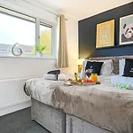 Detached House - City Centre Location - Free Parking, Garden, Smart Tvs With Netflix By Yoko Property