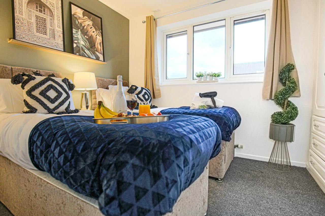 Detached House - Centre Location - Free Parking, Garden, Smart Tvs With Netflix By Yoko * Milton Keynes