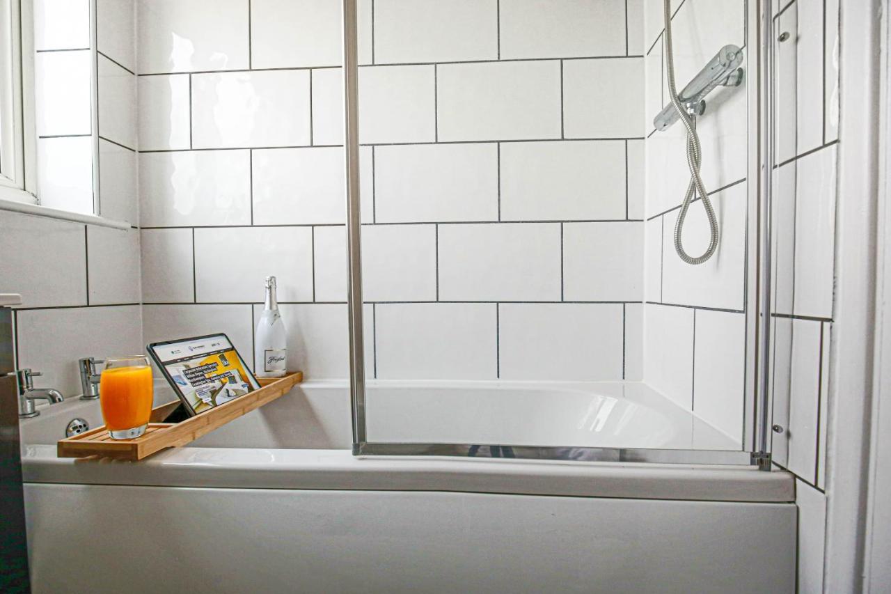 Holiday home Detached House - Centre Location - Free Parking, Garden, Smart Tvs With Netflix By Yoko Milton Keynes