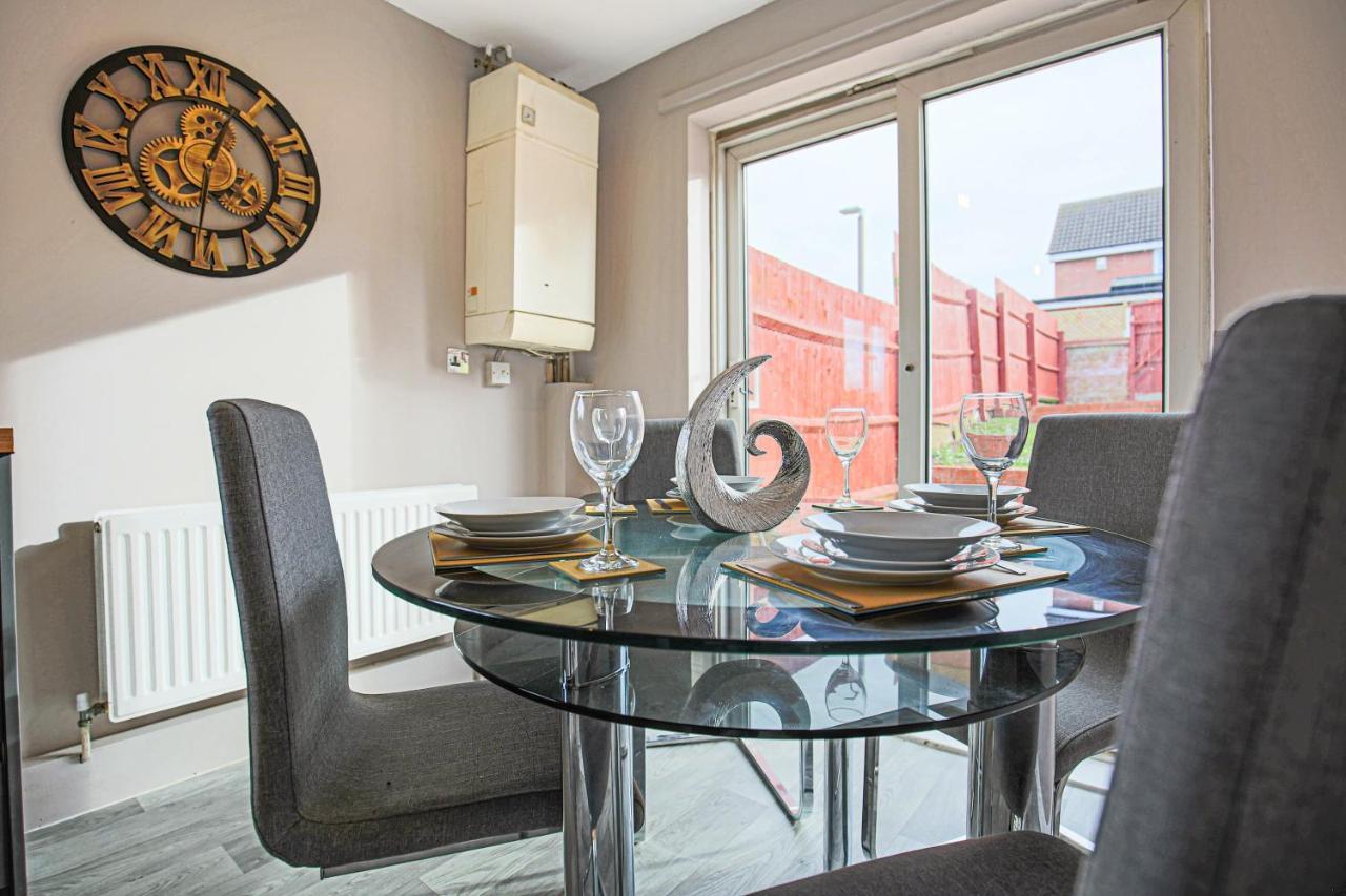 Holiday home Detached House - Centre Location - Free Parking, Garden, Smart Tvs With Netflix By Yoko *