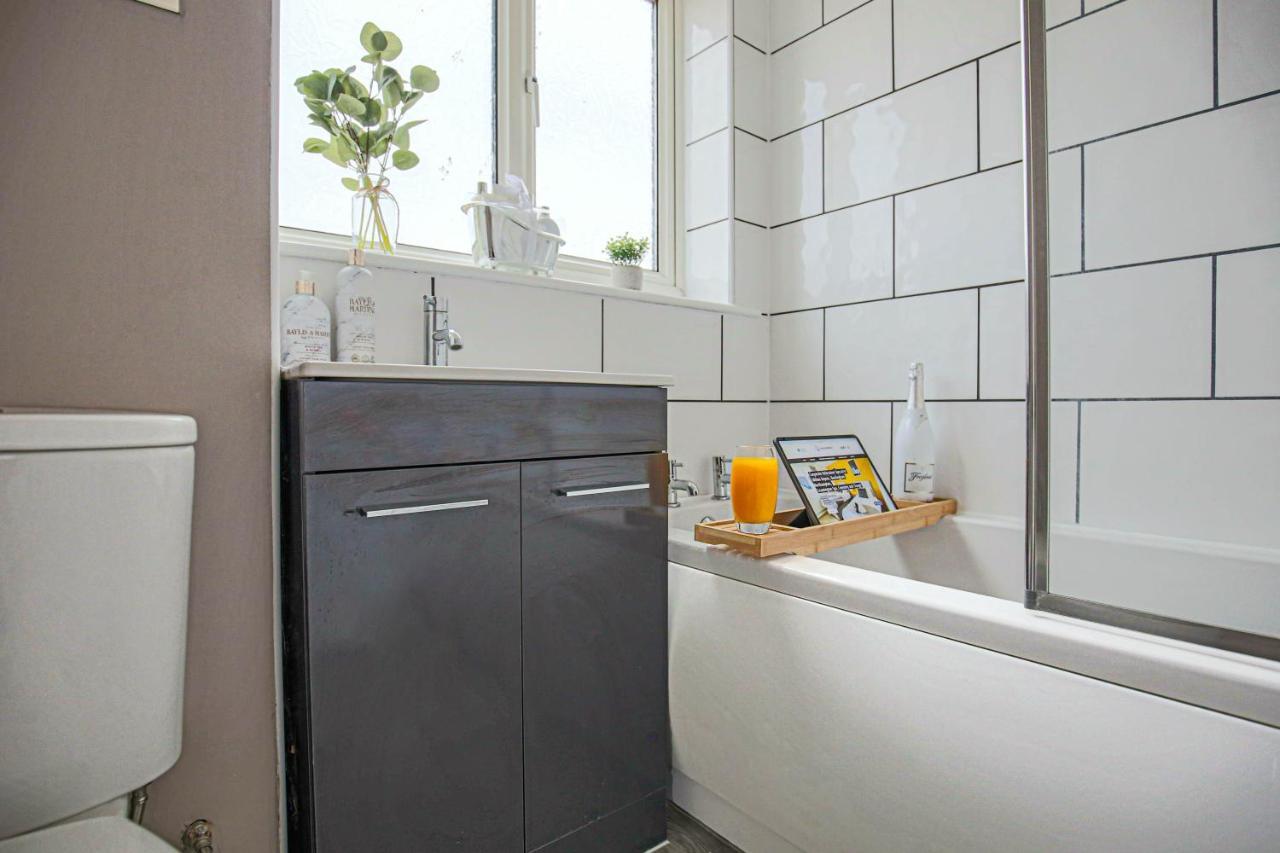Detached House - Centre Location - Free Parking, Garden, Smart Tvs With Netflix By Yoko * Milton Keynes